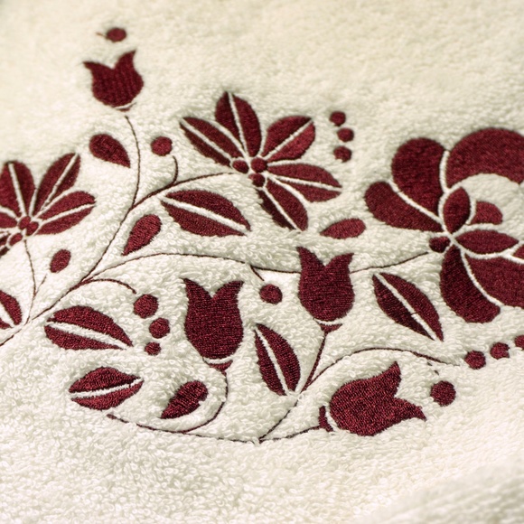 Embroidered Hand Towel with hungarian Kalocsa Design - Picture 2 of 4